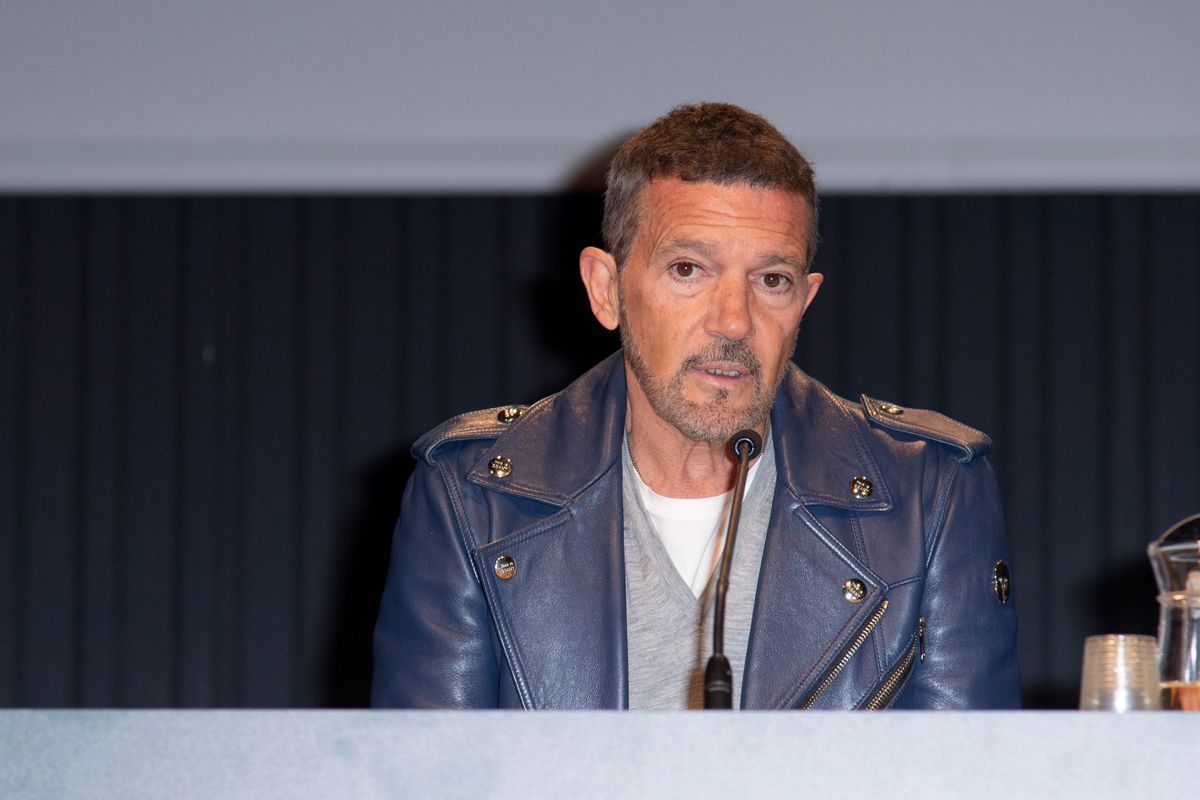 The Spanish actor released a statement clarifying the status of the theater he oversees and refuting rumors that have been spreading lately.