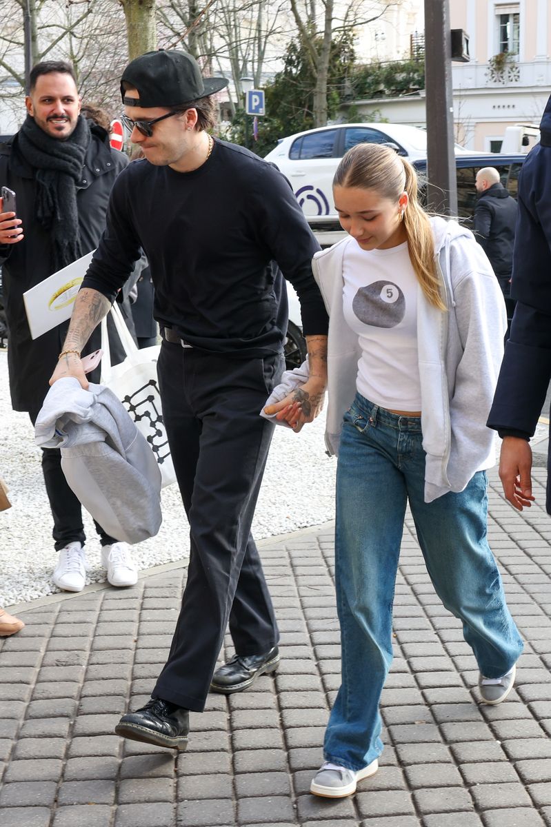 Brooklyn Beckham y Harper Beckham se ven en su hotel el 01 de marzo de 2024 en París, Francia. (Foto de Pierre Suu/GC Images)