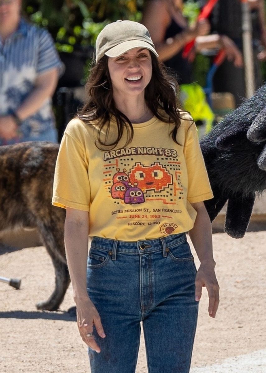 Dressed in a vintage yellow T-shirt, high-waisted denim jeans, and a baseball cap, the star kept things casual as cameras rolled.