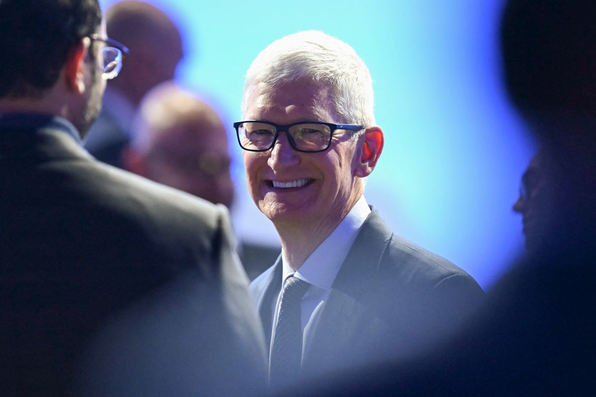 Apple confirmed that Tim Cook will step down as CEO on September 1, 2026. The announcement triggered an immediate but modest reaction in the markets