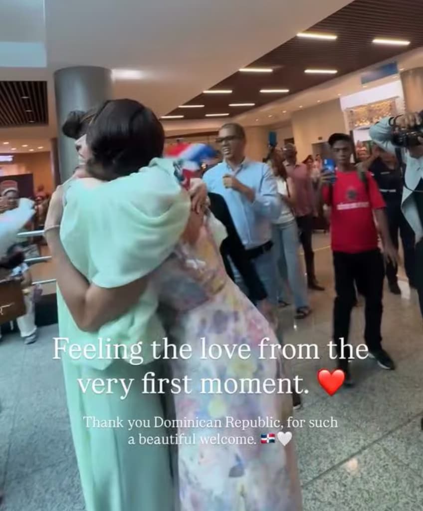 Fátima and Jennifer Ventura embrace at the airport.