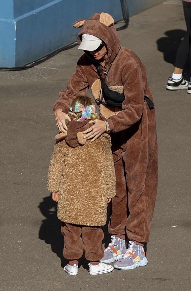 Pop princess Katy Perry showed her playful side during a fun park outing with her daughter Daisy Dove, as the duo wore matching furry teddy bear suits. The mother-daughter pair delighted onlookers with their coordinated look, proving Perry is never too famous to embrace a little fun.
***
La princesa del pop Katy Perry mostró su lado más juguetón durante una salida al parque de atracciones con su hija Daisy Dove. Lucieron trajes de osito de peluche a juego. Madre e hija deleitaron a los espectadores con su look coordinado, demostrando que Perry nunca es demasiado famosa para disfrutar de un poco de diversión.