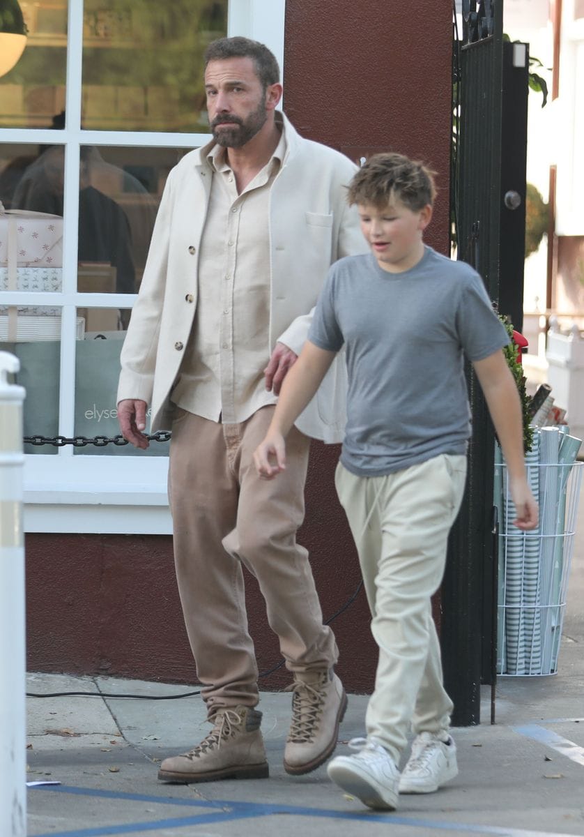 Affleck was also spotted with his son Samuel and Jennifer Lopez, showing that all maintain a positive relationship