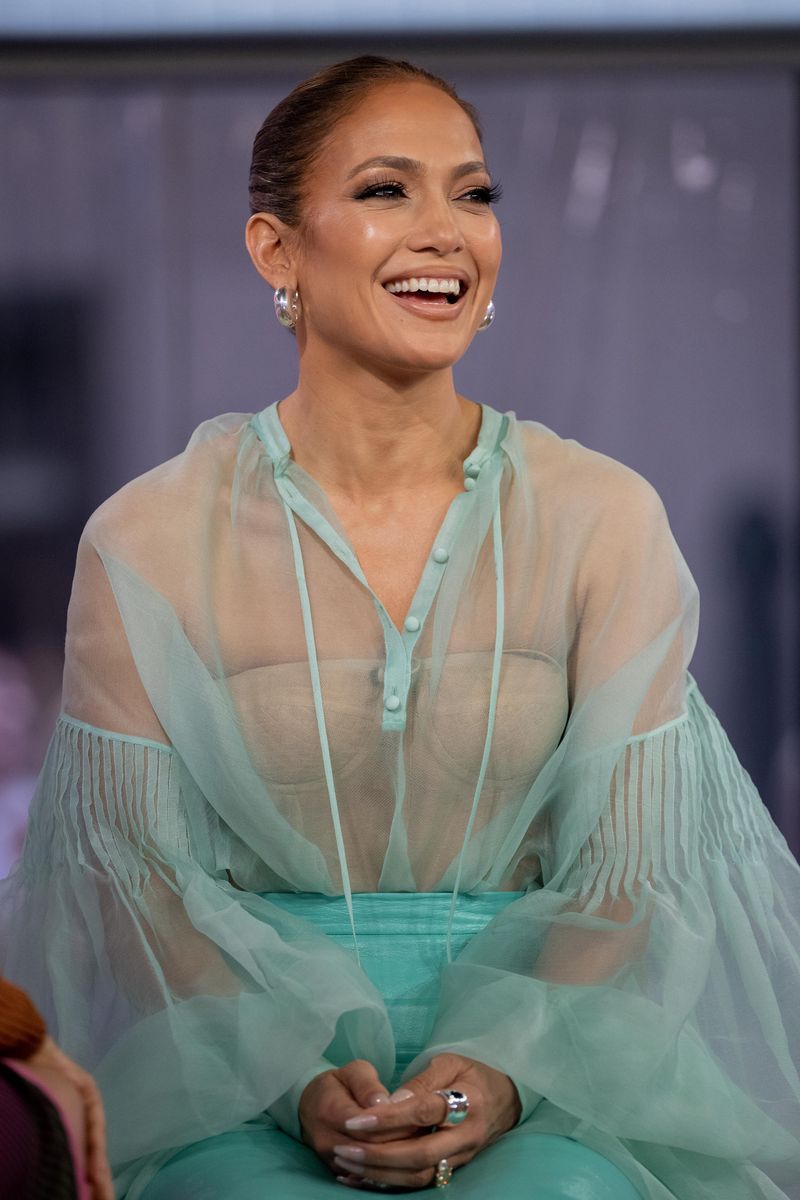 Jennifer Lopez's sexy 4th of July cupcake stunt has everyone laughing