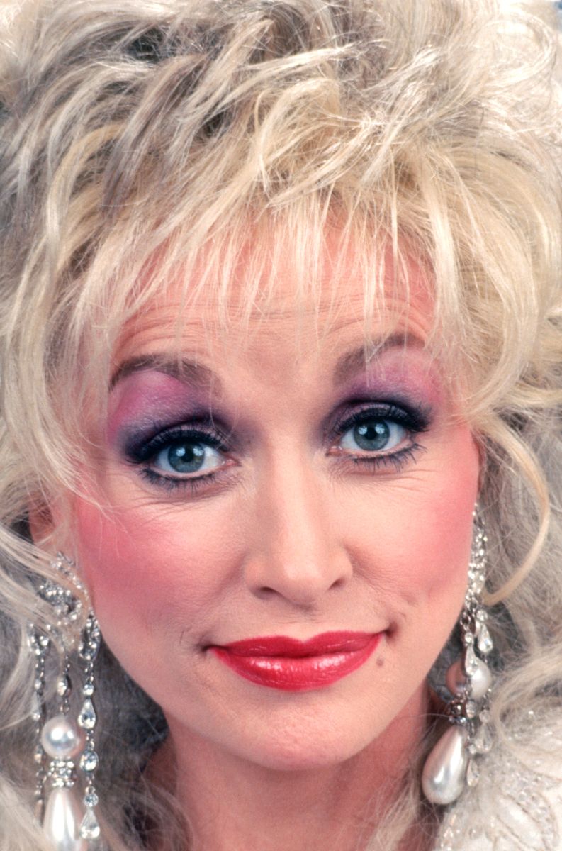  American singer and songwriter Dolly Parton poses for a portrait circa 1990. 