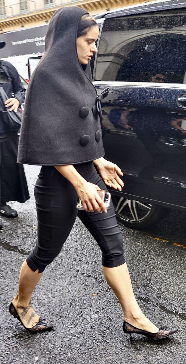 Rosalía was photographed walking along the same street where her ex Jeremy Allen White was shopping, although no interaction between them was documented.