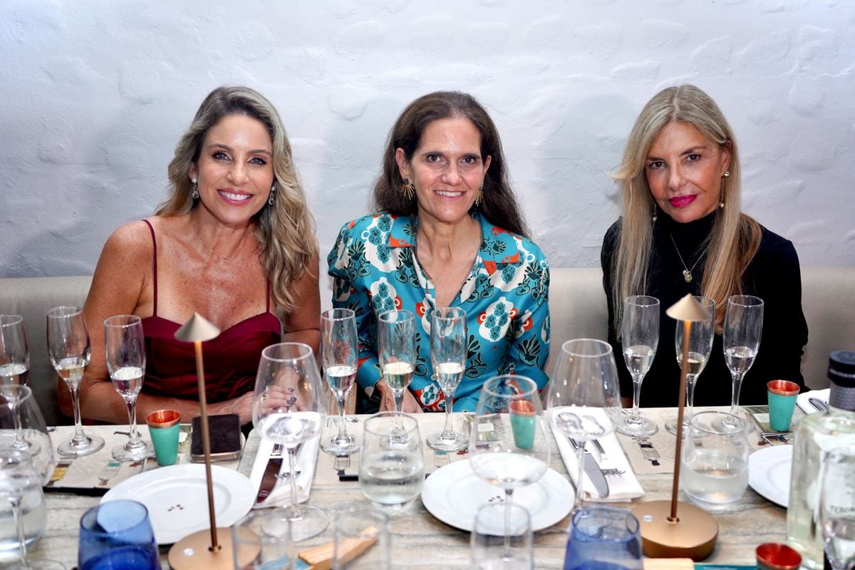 Mercedes Sánchez Pérez and friends of ¡HOLA!