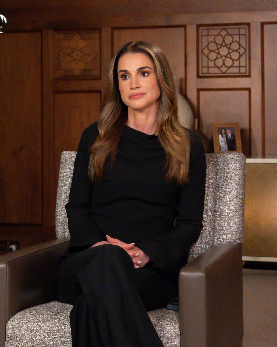 Queen Rania chose an elegant black mourning ensemble for her official visit to Qatar, reflecting the respectful tone of the occasion.