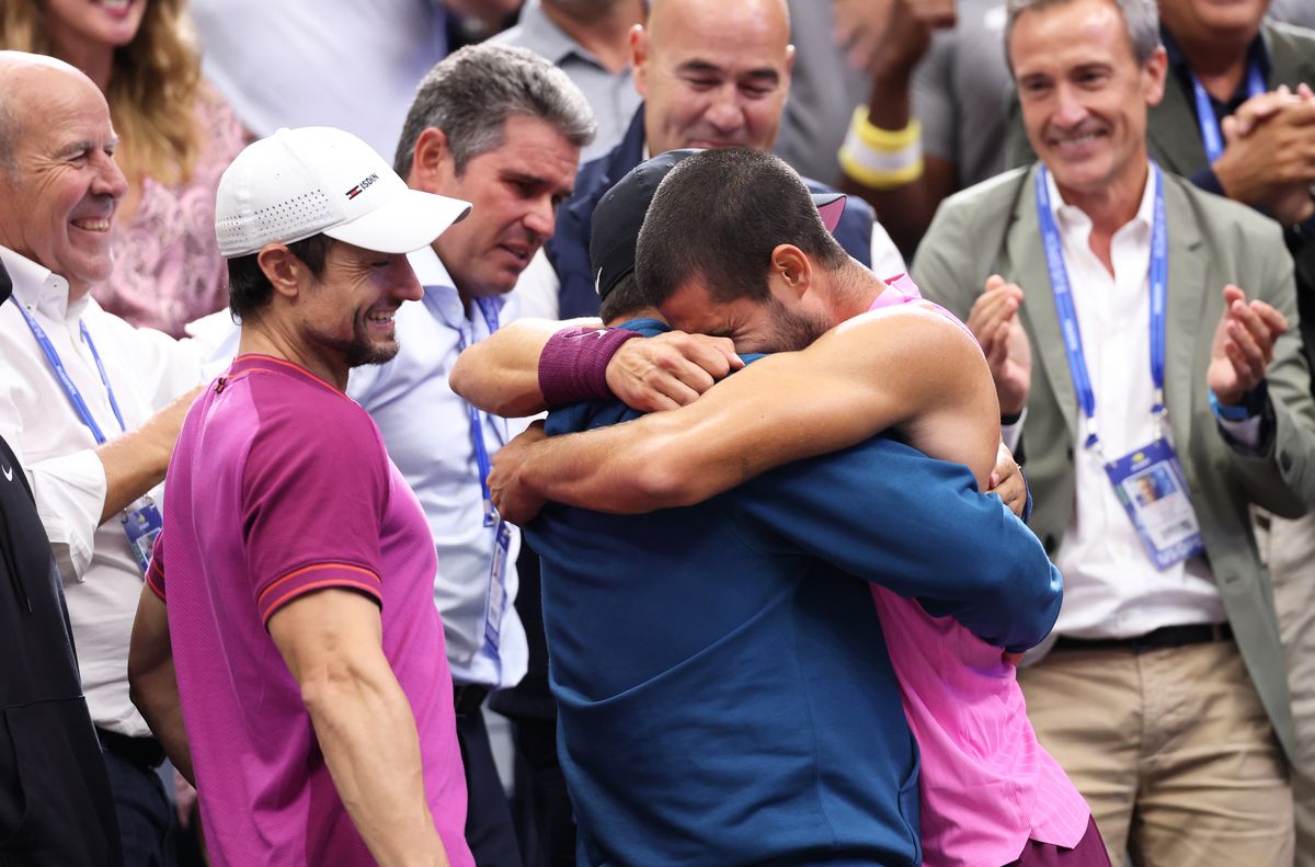 Carlos Alcaraz emotional after his victory, hugs his brother Álvaro.