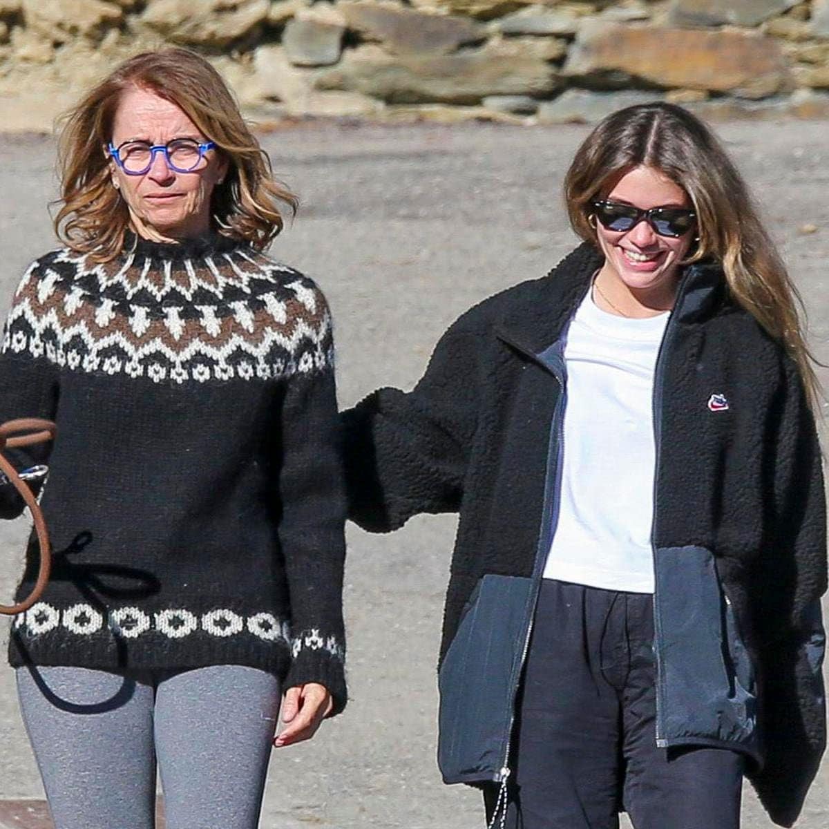 Gerard Piqué’s parents embrace Clara Chía and welcome her during the holidays