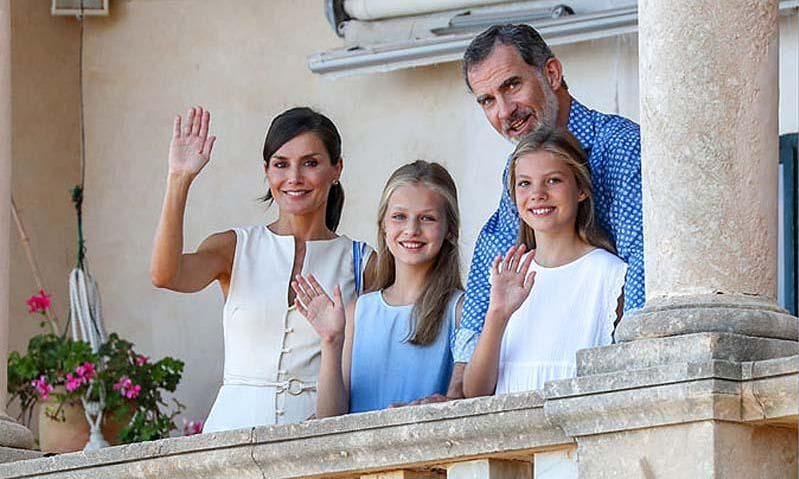 queen letizia royal family mallorca greeting