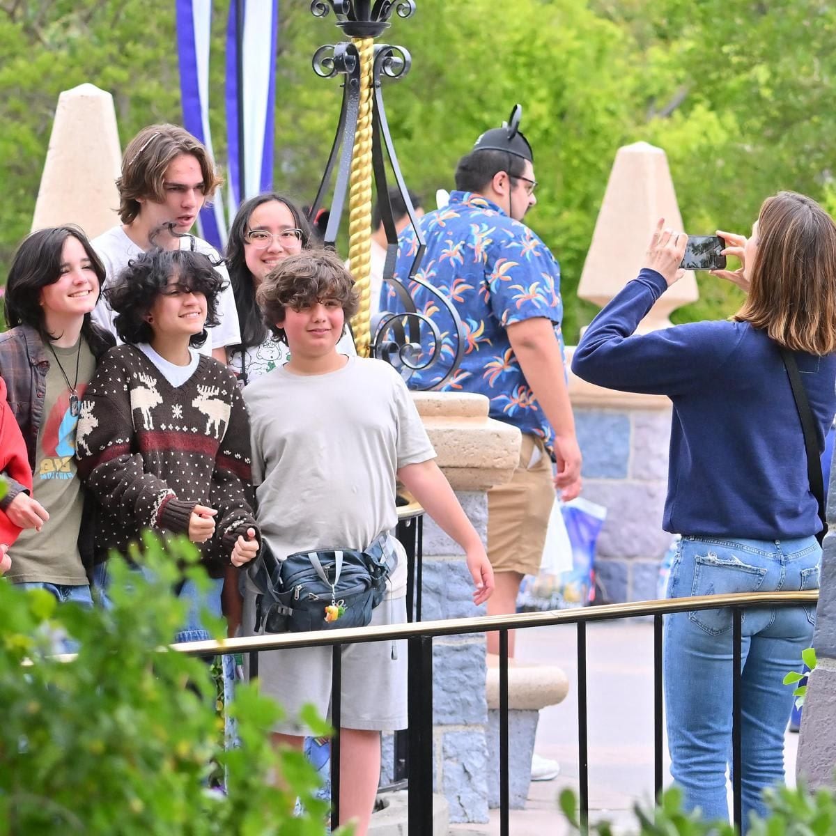 Jennifer Garner takes kids to Disneyland