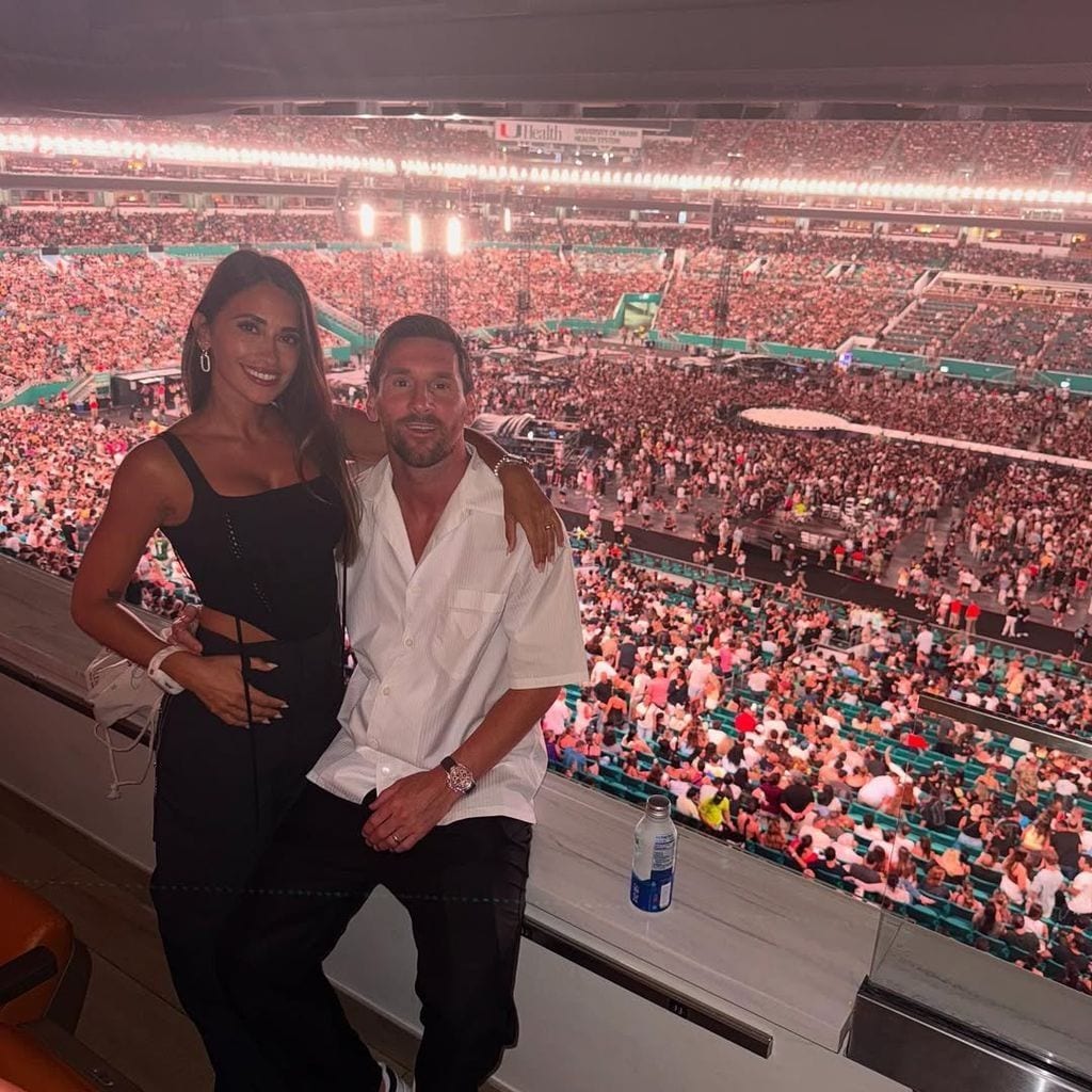 Antonela Roccuzzo and Lionel Messi at the Coldplay concert in Miami.