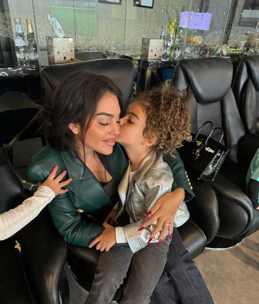 More recently, Alana impressed audiences again by performing “Si No Estás” by Íñigo Quintero, showing comfort across genres and languages.