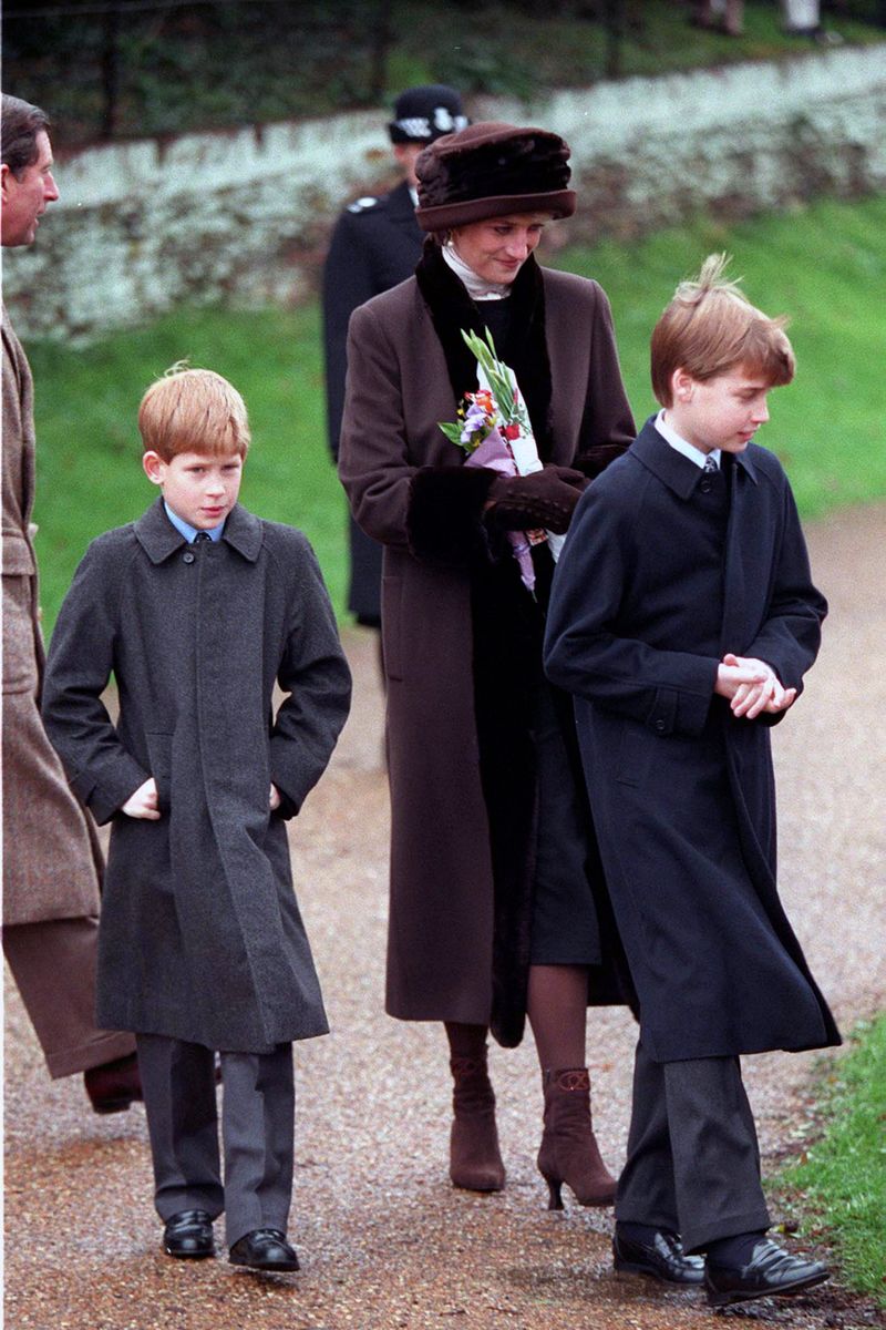 La princesa Diana estaba decidida a brindarles a los príncipes William y Harry una infancia llena de experiencias cotidianas más allá de los muros del palacio.