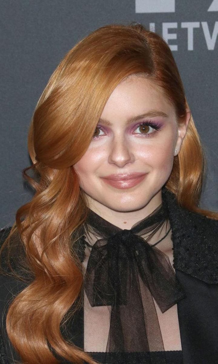 Ariel Winter con melena rojiza y ondas