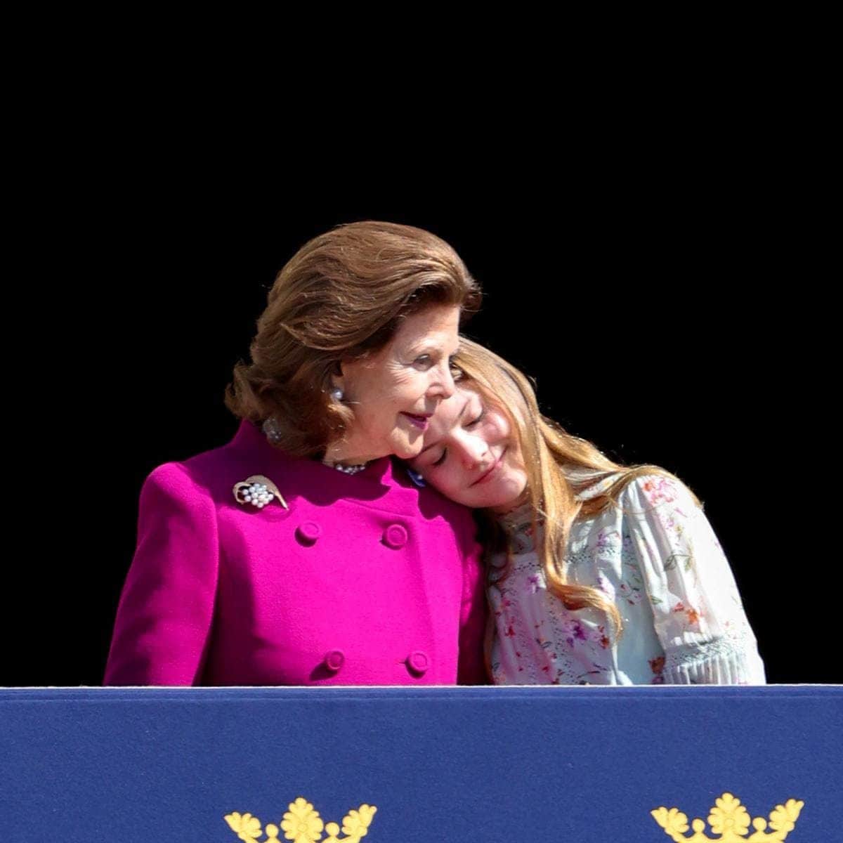 Princess Estelle and her maternal grandmother Queen Silvia shared a sweet moment while on the balcony. The young Princess was pictured resting her head on her grandmother's shoulder.