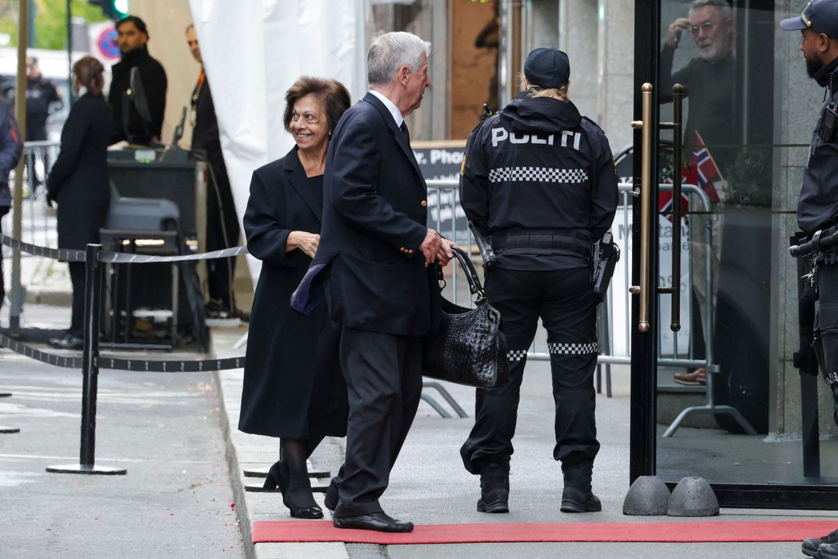 Alexander and Katherine of Serbia arrive at Oslo’s Grand Hotel, where they will stay on the eve of King Harald V’s funeral.