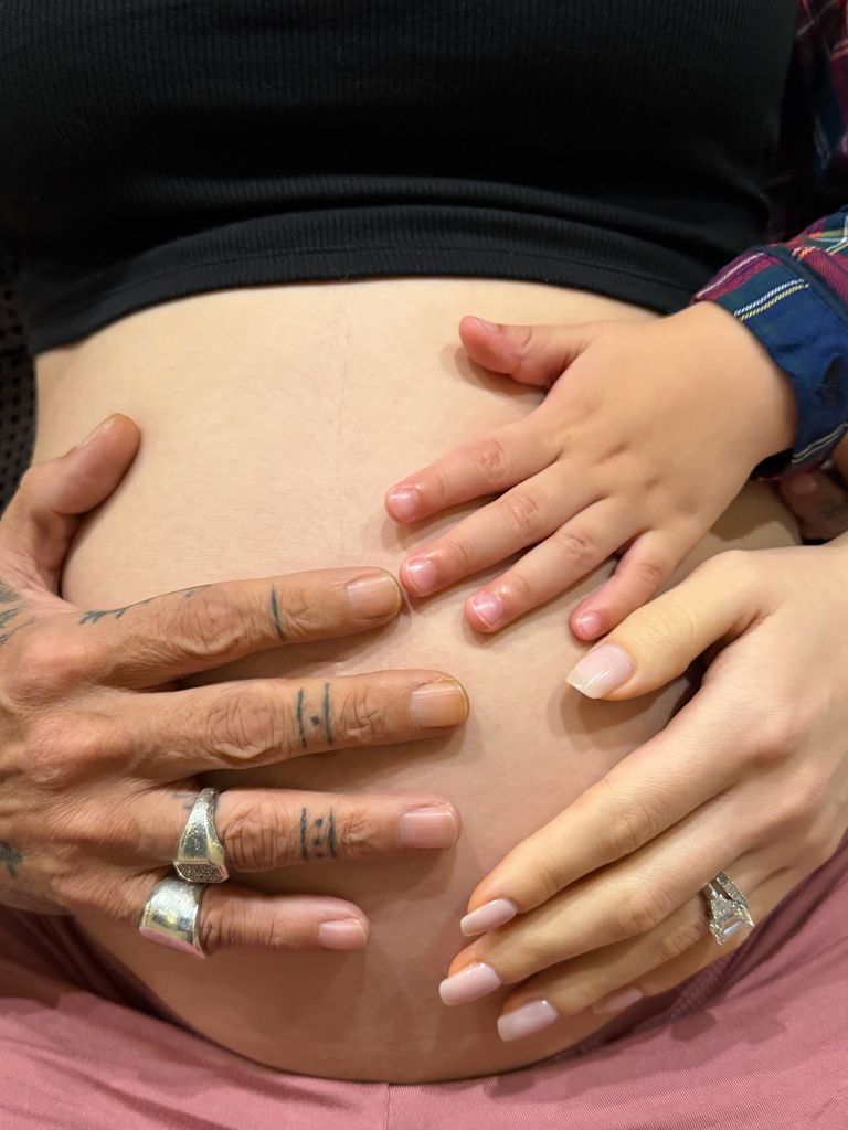 Marc Anthony y Nadia Ferreira comparten la primera foto familiar al darle la bienvenida a su segundo hijo