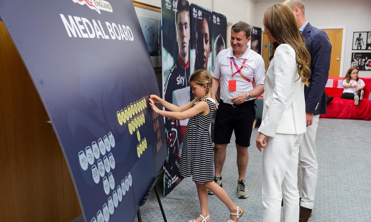 During the royals' visit to SportsAid House, Princess Charlotte updated the Team England medal board with the silver won in the lawn bowls (men's pairs) and bronze from the table tennis (men's team event).