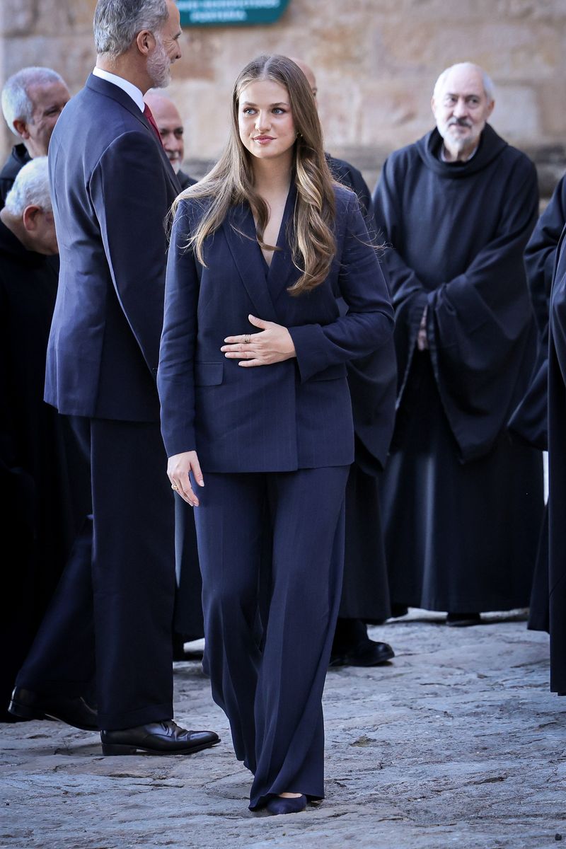Leonor chose a navy pinstripe suit, a regal and elegant choice. But she added trendy touches to make it age-appropriate (she turns 20 in a month). 