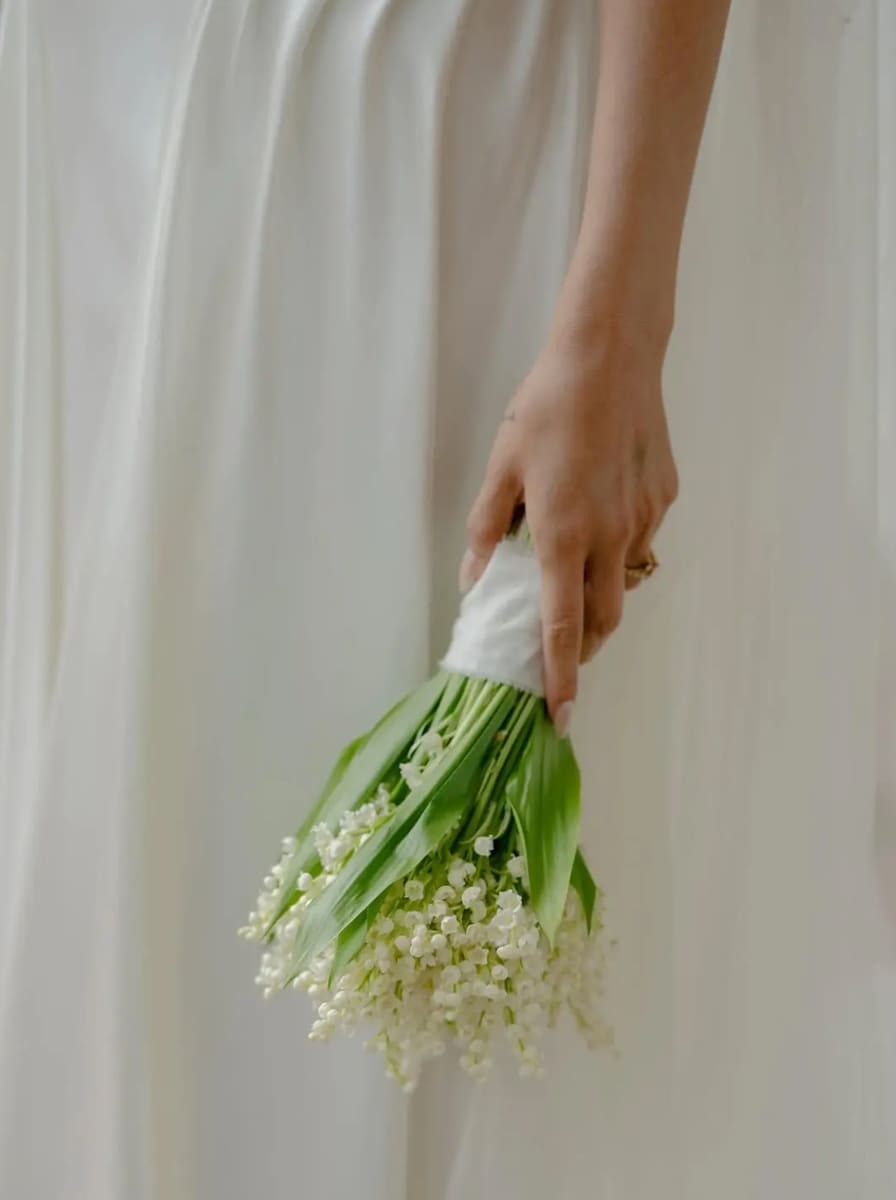 Selena Gomez walked down the aisle holding a delicate and chic bouquet of lilies. 