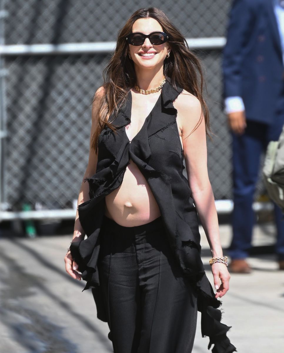 Anne Hathaway continues to turn heads while promoting The Devil Wears Prada 2, proving once again that her off-screen fashion is every bit as memorable as Andy Sachs' iconic style evolution.