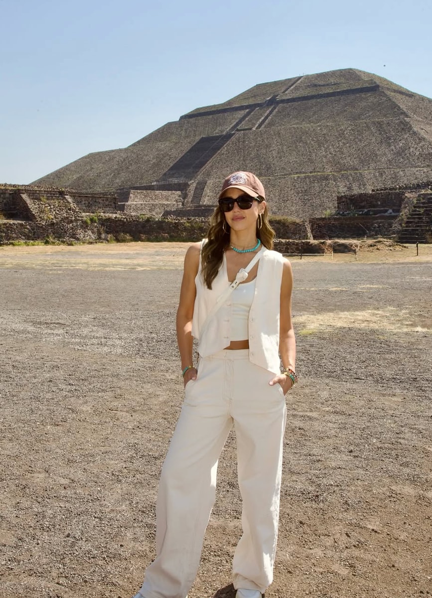 Jessica Alba documents her trip to Mexico City