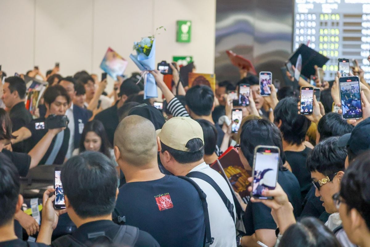 Cientos de fanáticos se reunieron para dar la bienvenida a Ye y Bianca a Corea del Sur, antes de su actuación de julio en Seúl.