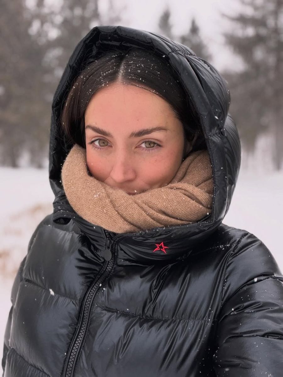 De Armas shared a snowy selfie
