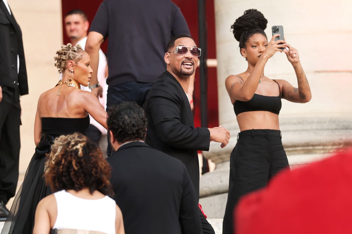 Will Smith and Jada Pinkett Smith pose in coordinated looks with Willow ...
