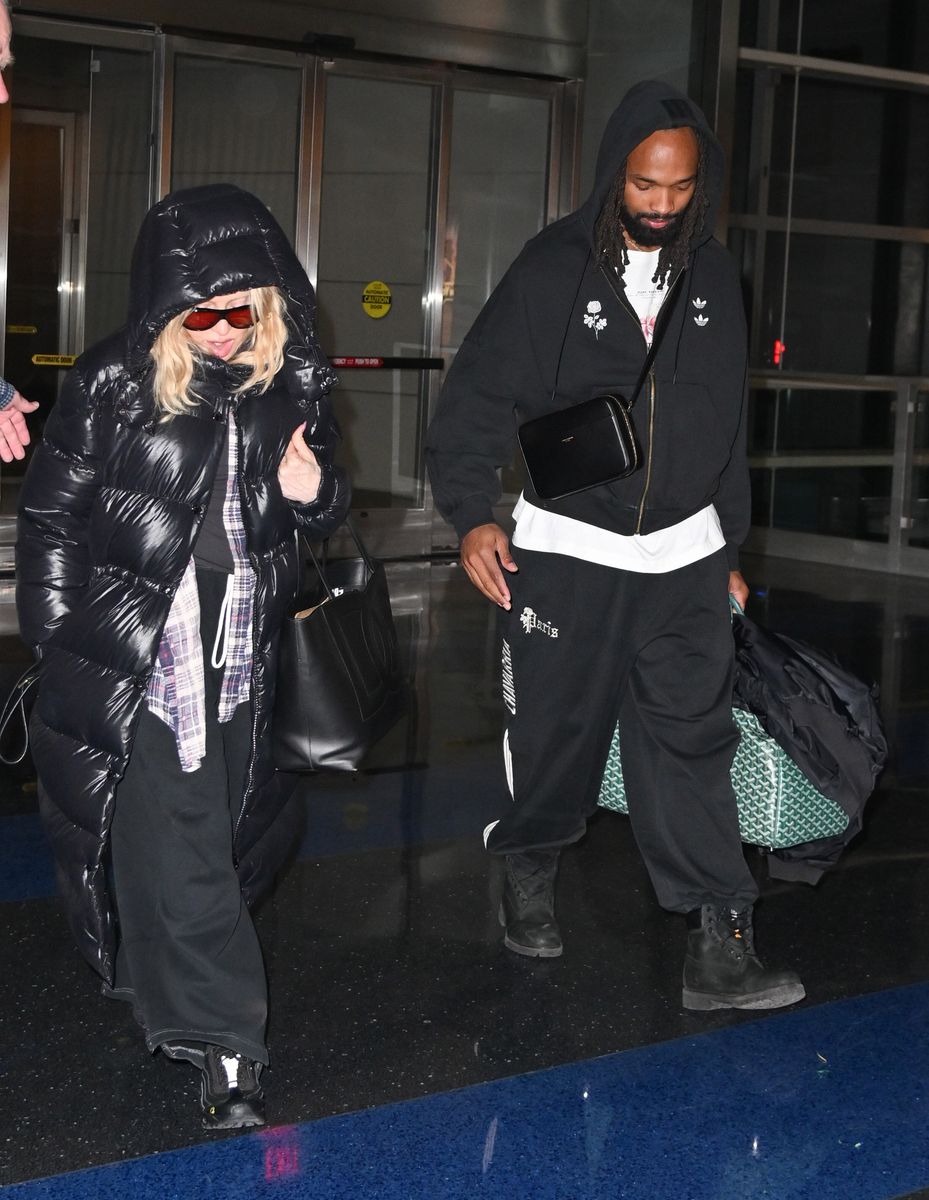 Photo © 2026 The Image Direct/The Grosby Group
EXCLUSIVE
New York City, NY, May 12, 2026. Madonna and boyfriend Akeem Morris were spotted at JFK Airport in New York City. The pair stayed close as Morris was seen with his arm around the singer. Madonna wore a black jacket and carried a medium logo shopper bag, while Morris accessorized with a crossbody bag and a tote bag during their airport arrival.
***
Madonna y su novio Akeem Morris fueron vistos en el aeropuerto JFK de Nueva York. La pareja se mostró cercana mientras Morris rodeaba con el brazo a la cantante. Madonna lució una chaqueta negra y llevó un bolso shopper mediano con logo, mientras Morris complementó su look con un bolso cruzado y un tote bag durante su llegada al aeropuerto.