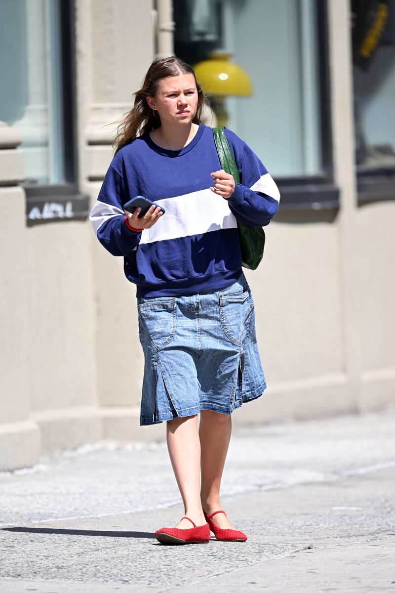 

Matilda Ledger looks the spitting image of her late father Heath Ledger as she is spotted on a rare public outing while shopping in New York. Matilda wore an A-line denim skirt and red pumps. This is the first time Matilda has been photographed in 10 months.
***
Matilda Ledger, hija del fallecido Heath Ledger, se ve como una copia exacta de su padre al ser vista en una rara aparición pública mientras hacía compras en Nueva York. Matilda llevaba una falda de mezclilla estilo A-line y tacones rojos. Esta es la primera vez que Matilda es fotografiada en 10 meses.