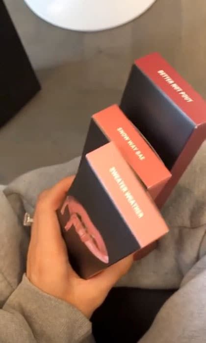 kylie jenner left hand