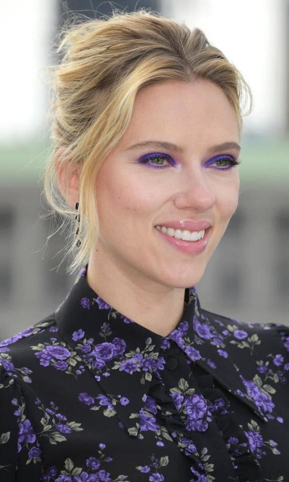 Scarlett Johansson cabello recogido