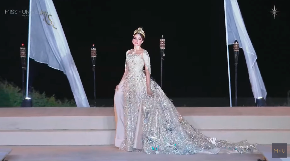 Fátima Bosch takes her final walk as Miss Universe Mexico before handing the crown to her successor.