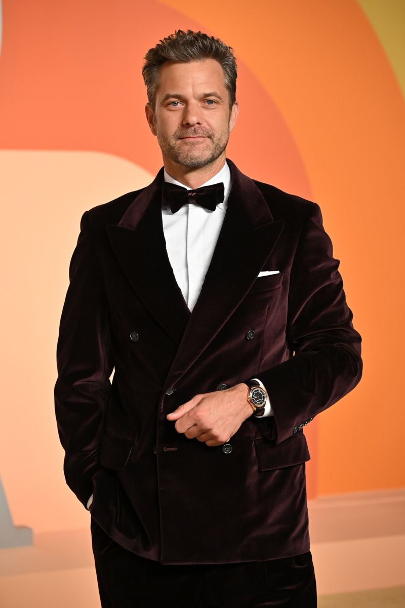 Holmes and Jackson briefly dated offscreen during the show’s first season. 