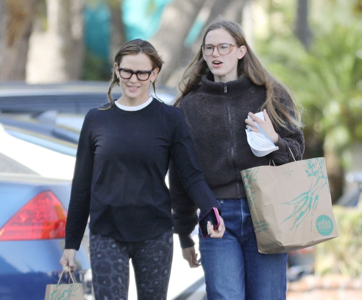 A closer look at Jennifer and Violet purchasing groceries