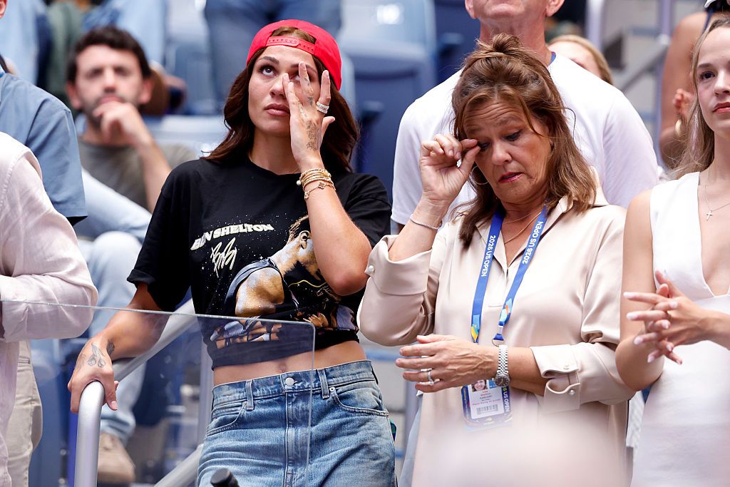 Trinity Rodman and his mother, Lisa Shelton, react during his trophy ceremony speech