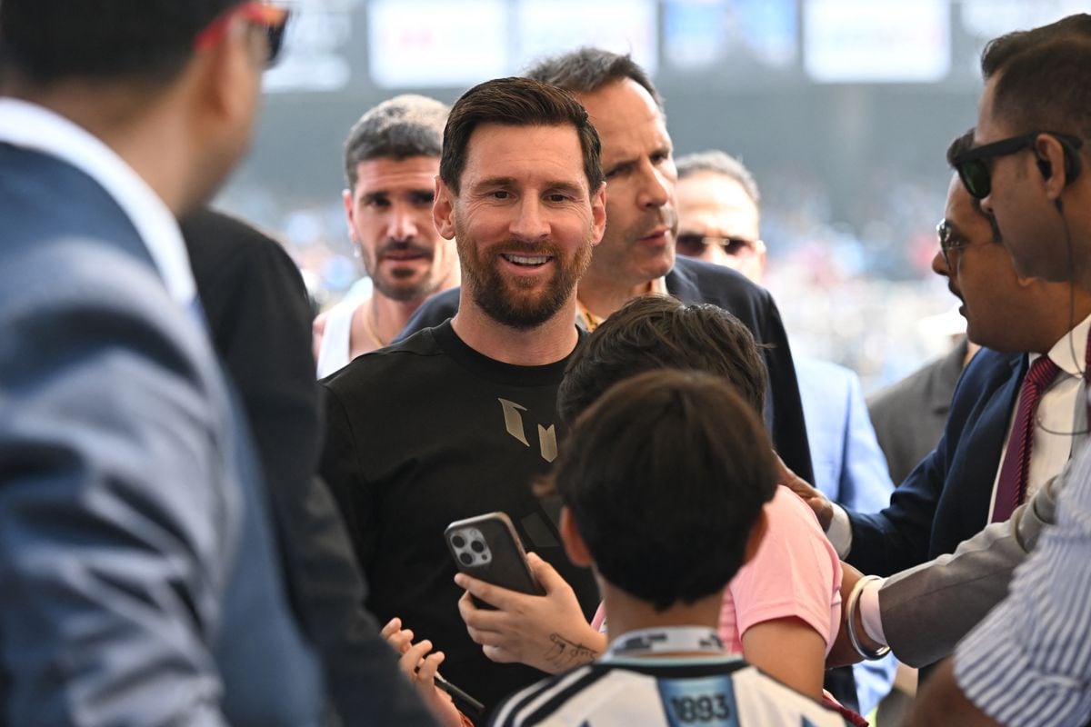 A fan takes a selfie with Inter Miami's Argentine forward #10 Lionel Messi at the Salt Lake Stadium in Kolkata on December 13, 2025. Thousands of fans packed into a stadium in eastern India on December 13 to cheer on Lionel Messi as the football legend unveiled a 21-metre (70-foot) statue of himself. (Photo by Dibyangshu SARKAR / AFP via Getty Images) 