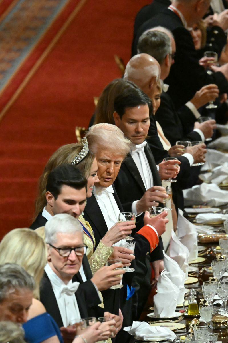 US President Donald Trump (C) and guests raise their glasses for a toast at a State Banquet at Windsor Castle, in Windsor, on September 17, 2025, during the second State Visit of US President Donald Trump. US President Donald Trump arrived in Britain for an unprecedented second State Visit, with the UK government rolling out a royal red carpet welcome to win over the mercurial leader. (Photo by ANDREW CABALLERO-REYNOLDS / POOL / AFP) (Photo by ANDREW CABALLERO-REYNOLDS/POOL/AFP via Getty Images)          