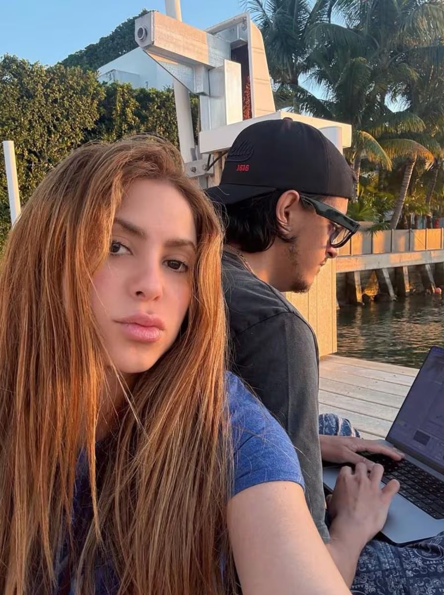 Shakira and AC appeared to be at her Miami home, a space that has become a creative hub during some of her most successful recent projects. 
