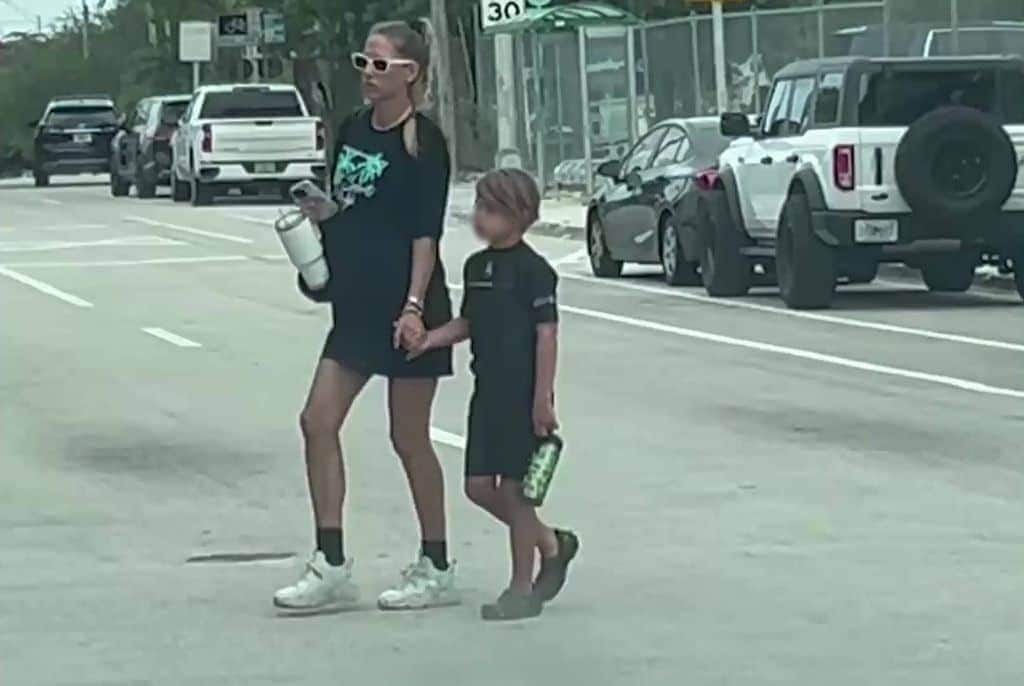 Anna Kournikova was spotted with her son Nicholas while waiting for her fourth baby.