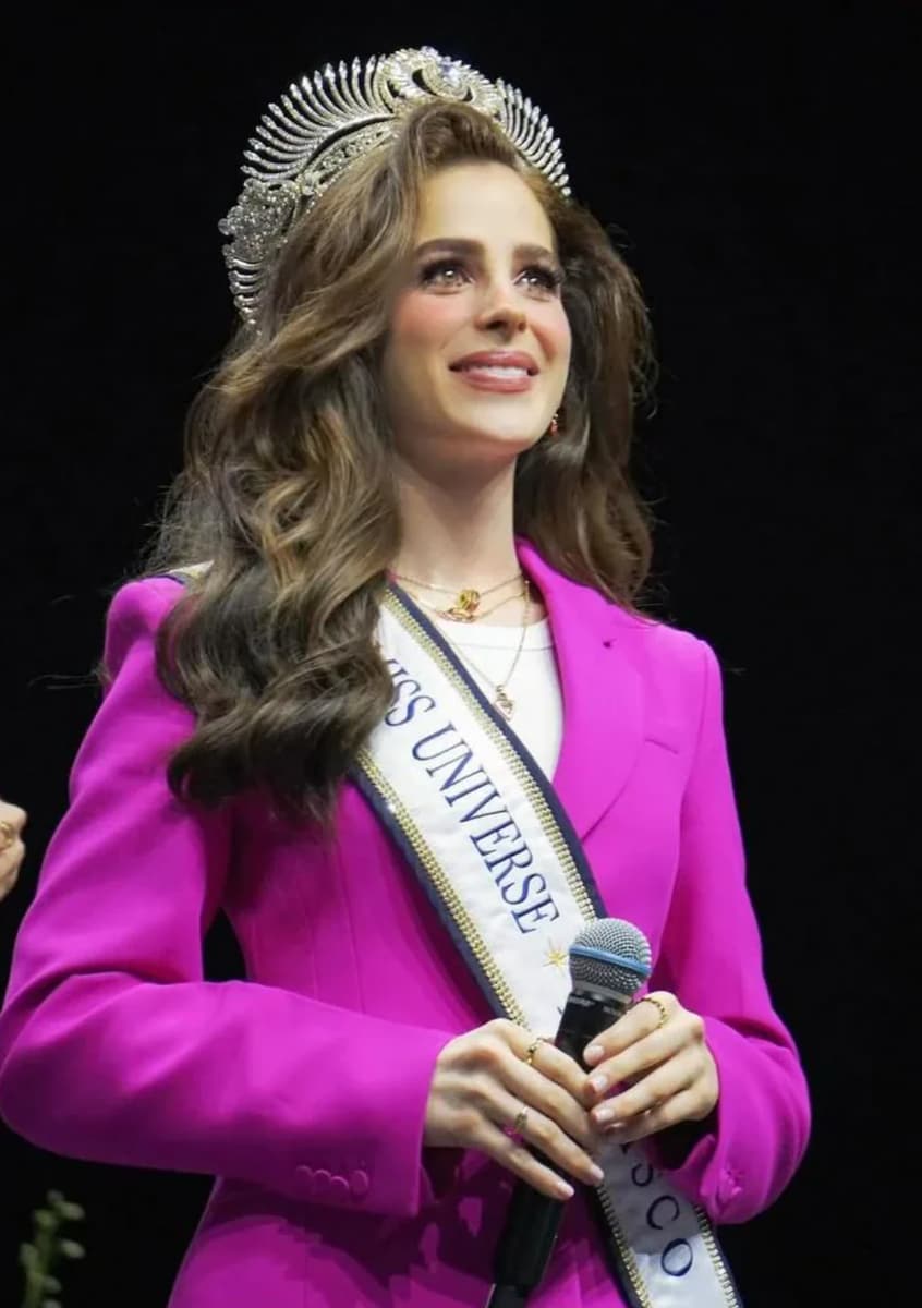 Dedicated to excellence, she trained rigorously and immersed herself in the Miss Universe world to make a difference. 
