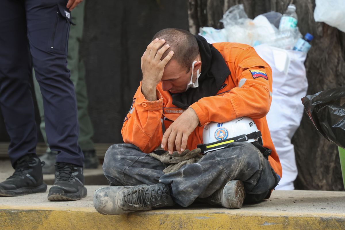 Los servicios de emergencia corren contra el tiempo mientras continúan los esfuerzos de búsqueda y rescate después de los mortales terremotos.