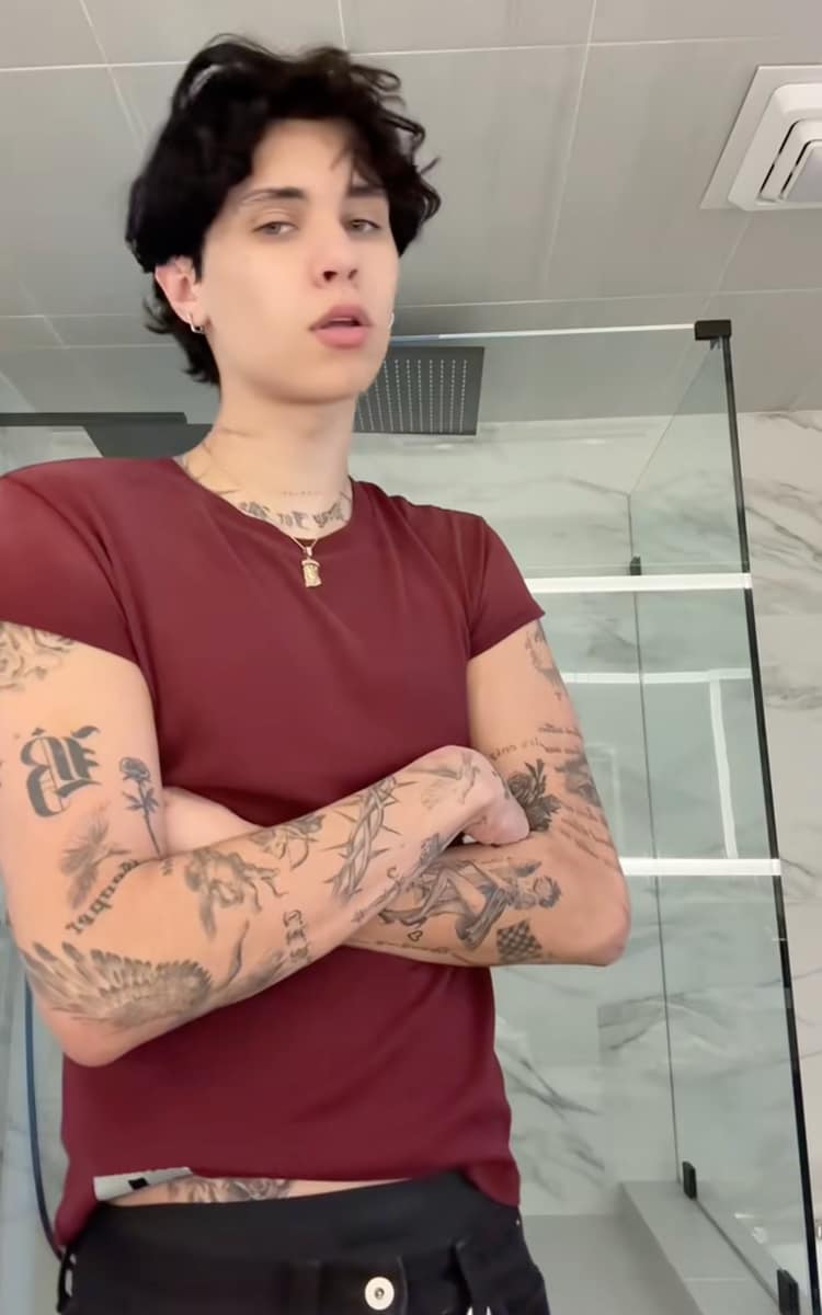El niño amante agregó texto sobre el tatuaje de los ojos