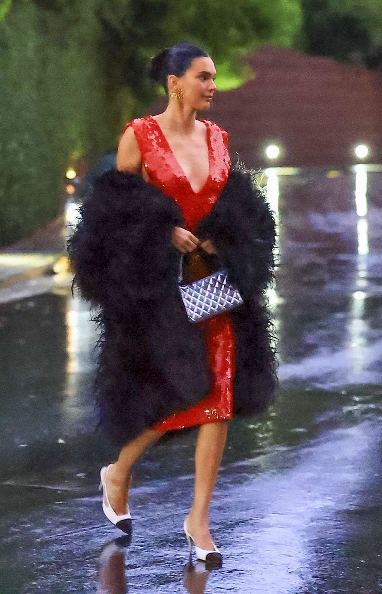 She wore a pair of gold, snowflake-inspired earrings that felt like a subtle nod to the holiday without tipping into novelty.