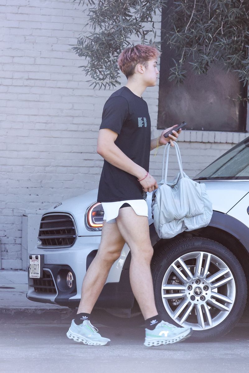 Photo 2026 Backgrid/The Grosby Group
EXCLUSIVE
Los Angeles, CA 19 OCTOBER 2026
Knox Leon Jolie-Pitt was seen leaving a Muay Thai class in Los Angeles, days after reports that he had changed his phone number and dropped his fathers surname. Recent reports have identified him as Knox Jolie, although no legal name change has been confirmed. ****
Jessica Alba y su novio, Danny Ramirez, fueron vistos saliendo de una sesión de entrenamiento y comprando café para llevar el lunes por la mañana en West Hollywood. Alba mantuvo un estilo deportivo con un sujetador deportivo negro, leggings negros y zapatillas blancas, que combinó con una gorra de béisbol y un bolso hobo color burdeos de Chanel.
Byline: GEDU, SALA/Terma, SL / BACKGRID/GROSBY GROUP
