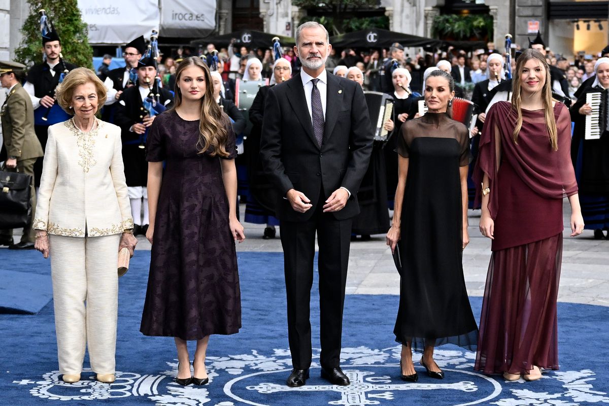 OVIEDO, SPAIN - OCTOBER 24: (L-R) Queen Sofia of Spain, Crown Princess Leonor of Spain, King Felipe VI of Spain, Queen Letizia of Spain and Princess Sofia of Spain attend the "Princesa De Asturias" awards ceremony at Teatro Campoamor on October 24, 2025 in Oviedo, Spain. (Photo by Carlos Alvarez/Getty Images)