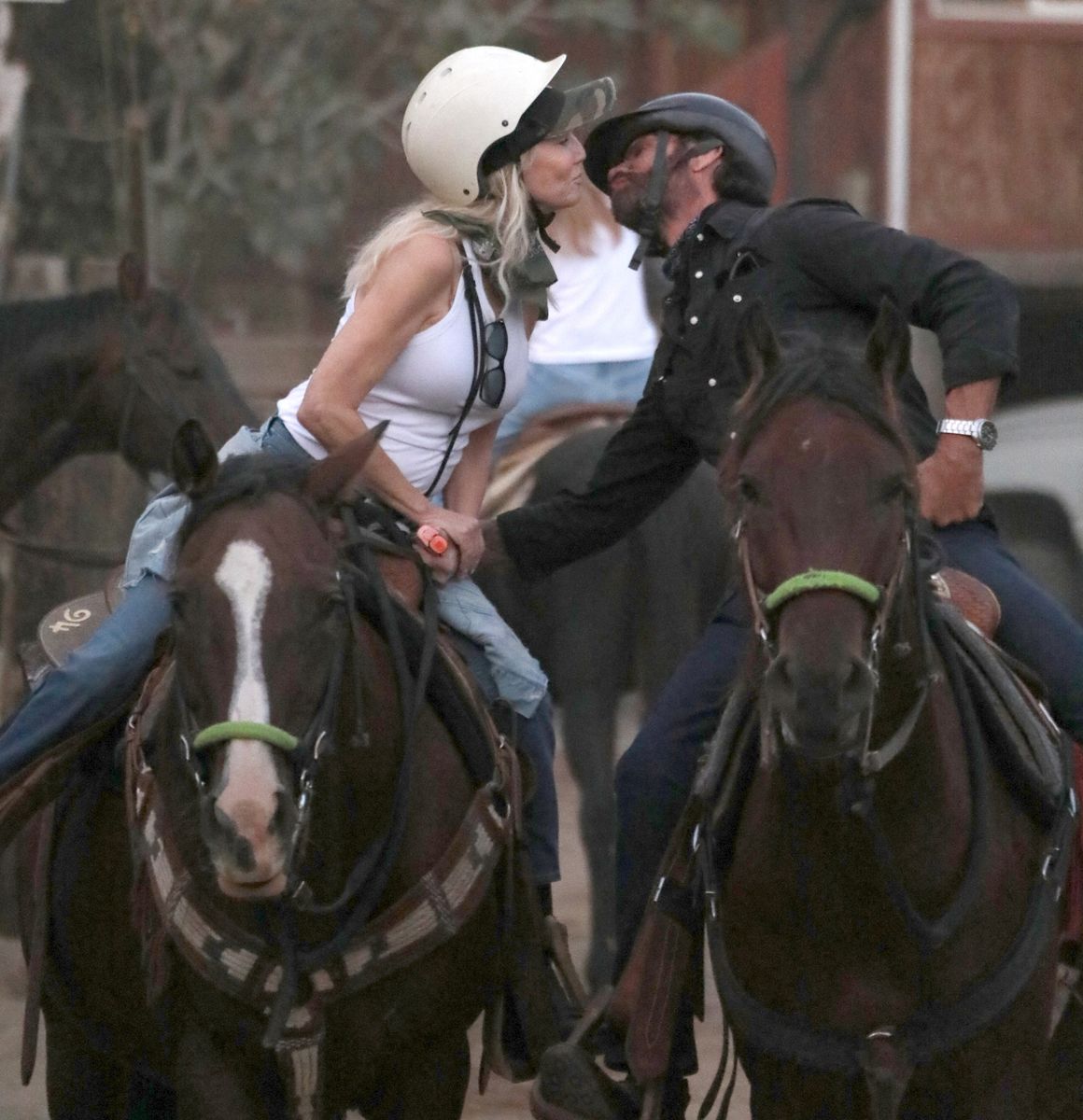 Photo 2026 Instar Images/The Grosby Group
 

Los Angeles, CA, September 23, 2026. Heather Locklear and Lorenzo Lamas go horseback riding at Sunset Ranch Hollywood before heading onto trails overlooking Los Angeles near the Hollywood Sign. Locklear, who turns 65 on September 25, rides alongside Lamas after the pair reconnected around New Years Eve 2025 and later made their public debut as a couple. They first met more than four decades ago after posing together for a 1983 Playgirl cover while Locklear was starring in Dynasty and Lamas was appearing in Falcon Crest. Locklear wears a denim jacket, jeans, and a protective riding helmet for the outing.***Heather Locklear y Lorenzo Lamas realizan un paseo a caballo desde Sunset Ranch Hollywood por senderos con vistas a Los Ángeles, cerca del Hollywood Sign. Locklear, quien cumple 65 años el 25 de septiembre, cabalga junto a Lamas después de que ambos retomaran el contacto alrededor de Año Nuevo de 2025 y posteriormente hicieran su debut público como pareja. Se conocieron hace más de cuatro décadas después de posar juntos para una portada de Playgirl de 1983, cuando Locklear protagonizaba Dynasty y Lamas aparecía en Falcon Crest. Locklear lleva una chaqueta de denim, jeans y un casco de equitación durante la salida.


Byline: H2Y/INSTARimages / GROSBY GROUP